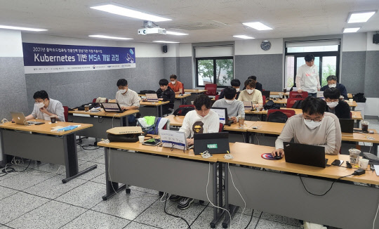 쿠버네티스 기반 마이크로서비스아키텍쳐(MSA) 개발과정 수업 모습. 한국전파진흥협회 제공